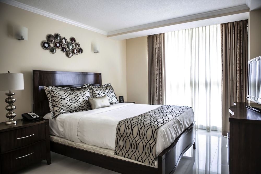 Standard Room, 1 Queen Bed (Superior One-Bedroom Suite) photo 3