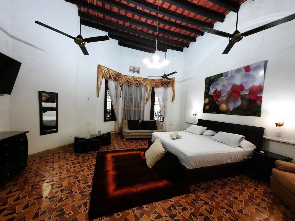 Honeymoon Room, 1 King Bed with Sofa bed, Hot Tub, Ground Floor photo 2
