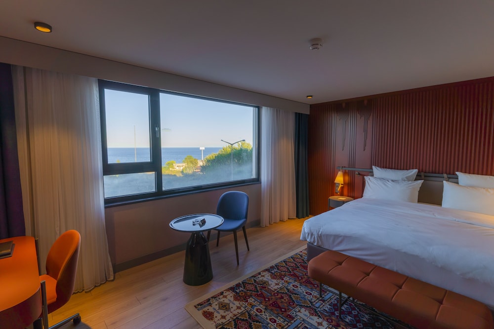 Junior Suite, 1 Double Bed with Sofa bed, Sea View - Photo 3