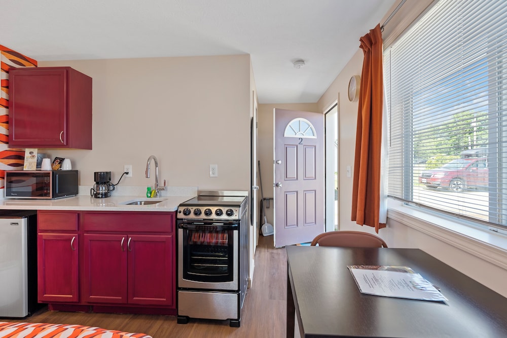 Economy Queen Cabin with Kitchenette photo 3
