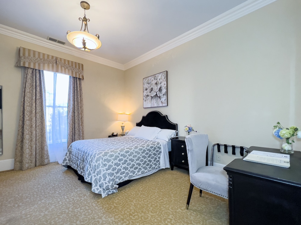 Classic Room, 1 Queen Bed, Mountain View