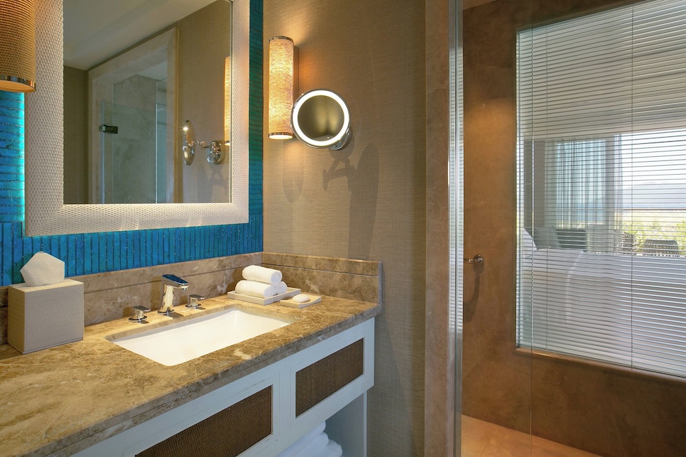 Deluxe Room, 1 King Bed, Balcony, Sea View thumbnail 6