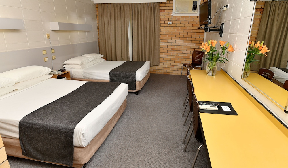 Standard Room, 2 Double Beds, Non Smoking (DELUXE TWIN NON SMOKING) photo 2