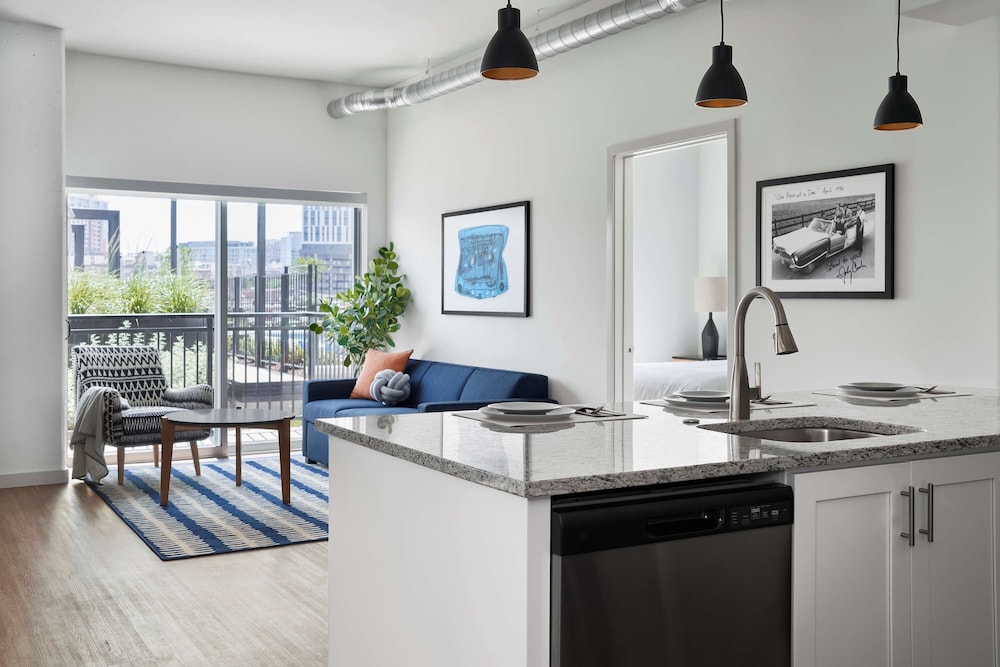 Suite, 1 Bedroom (Designer Furnished) thumbnail 5