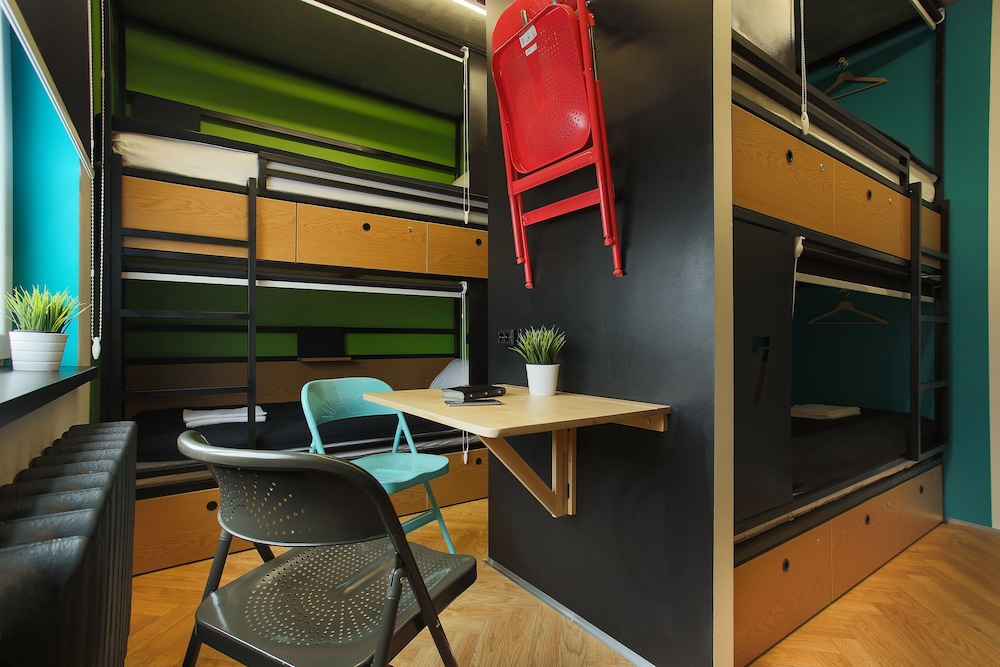 Bed in 8-bed Male Dormitory Room, River view photo 1