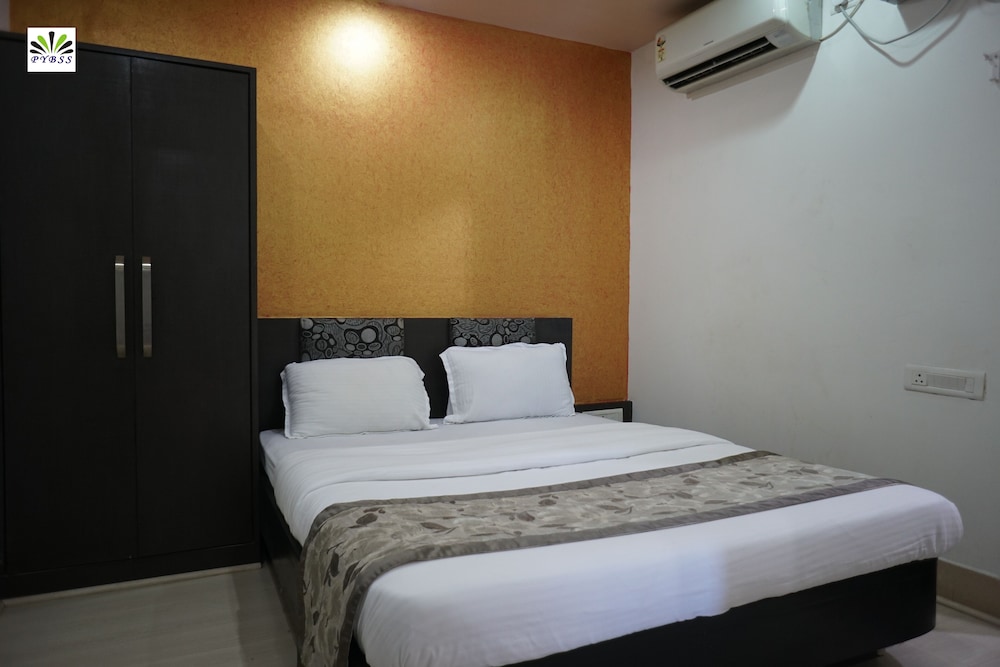 Sparkling Queen Room