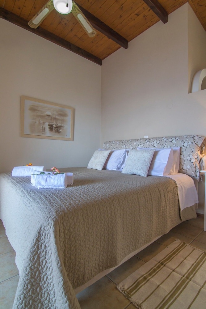 Deluxe Studio Suite (Thalassa A) photo 1
