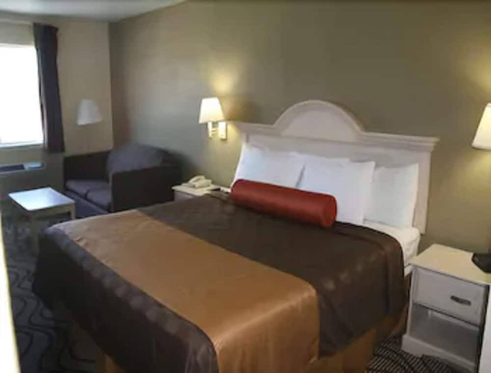 Suite, 1 King Bed, Non Smoking, Refrigerator - Photo 3
