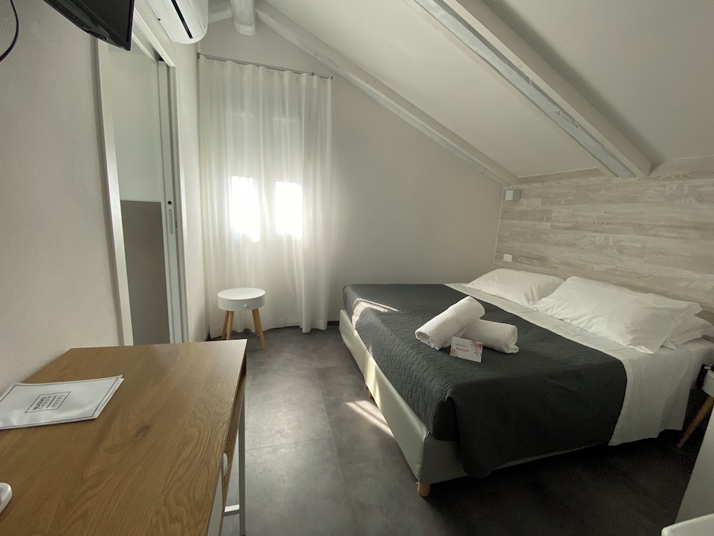 Double Room - Photo 5