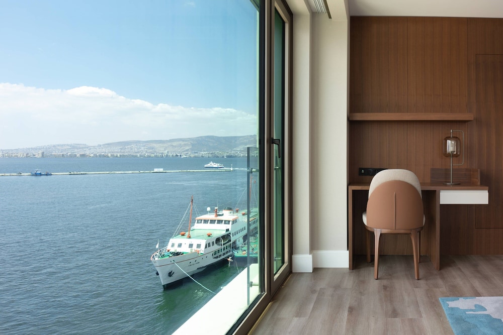 Junior Suite, 1 Double Bed, Sea View thumbnail 5