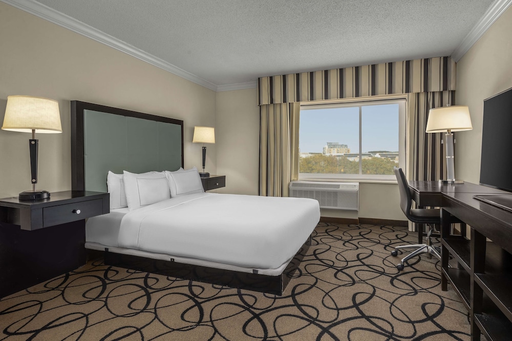 Standard Room, 1 Queen Bed, Accessible (Mobility & Hearing, Roll-in Shower) - Photo 5