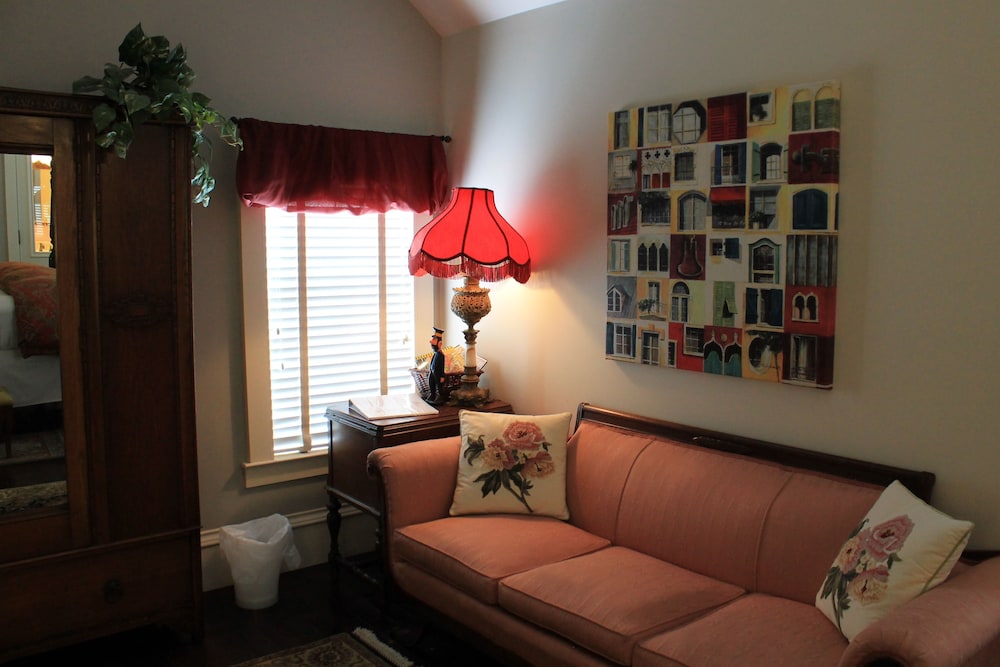 Suite, 1 King Bed, Private Bathroom (Old Savannah)