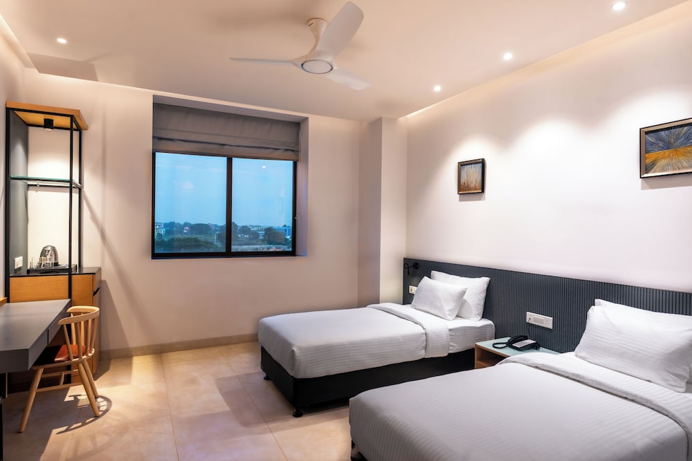 Comfort Room, 2 Twin Beds, Private Bathroom, City View