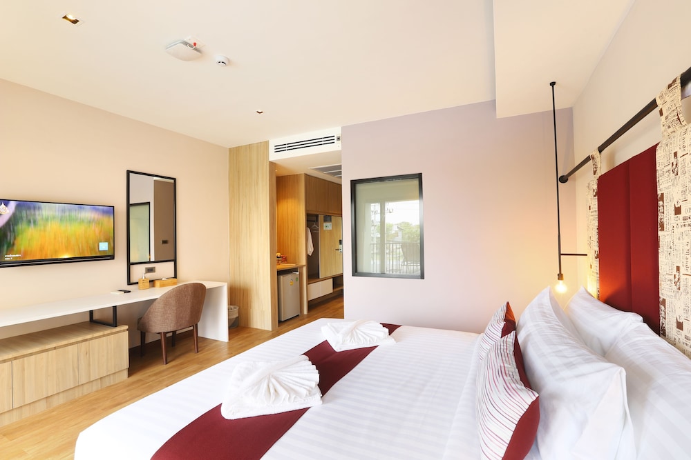 Deluxe Room, 1 King Bed, Poolside photo 3