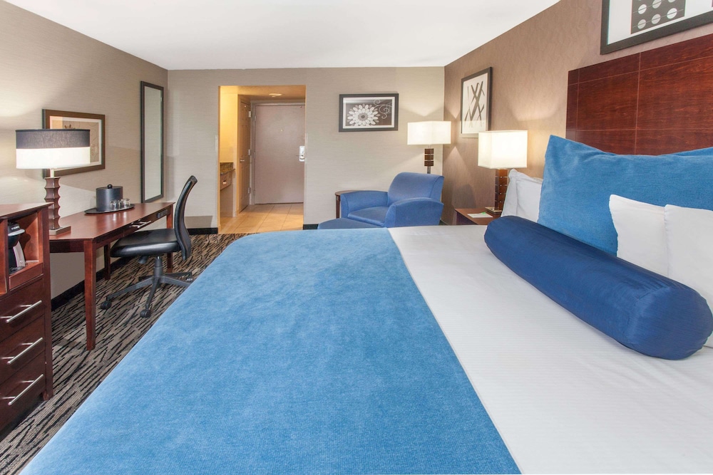 Deluxe Room, 1 King Bed - Photo 1