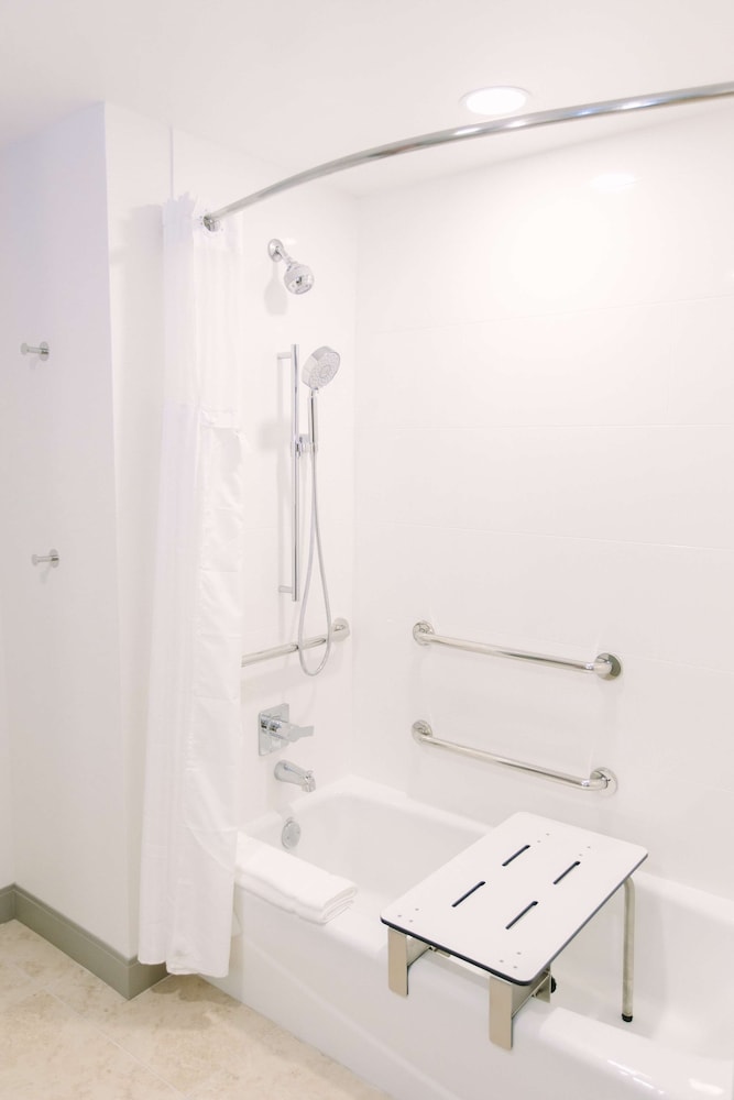 Deluxe Room, 1 King Bed, Accessible (Roll-In Shower) thumbnail 6