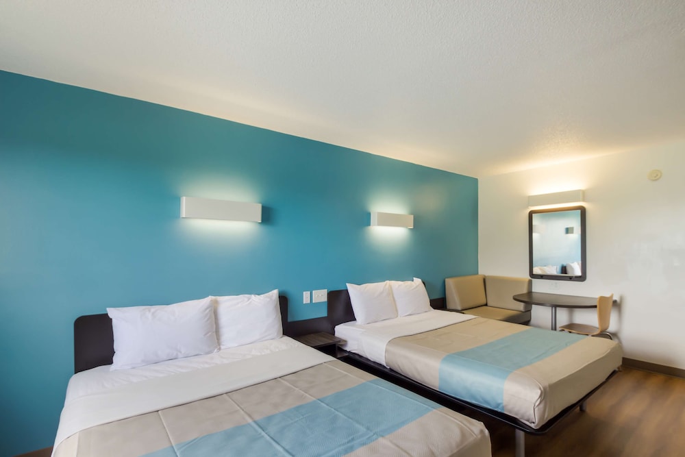 Deluxe Room, 2 Queen Beds, Non Smoking, Refrigerator & Microwave - Photo 4