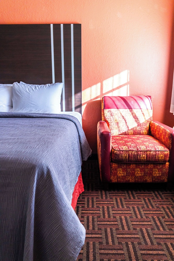 Standard Room, 1 King Bed, Non Smoking - Photo 1
