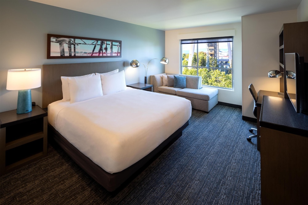 Room, 1 King Bed (Space Needle View) photo 3