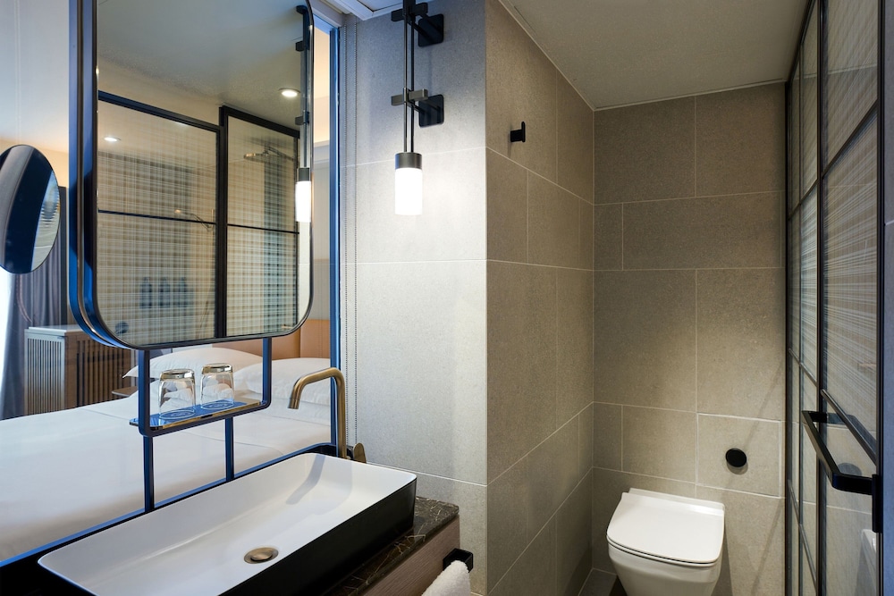 Club Room, 1 King Bed, Harbor View thumbnail 5