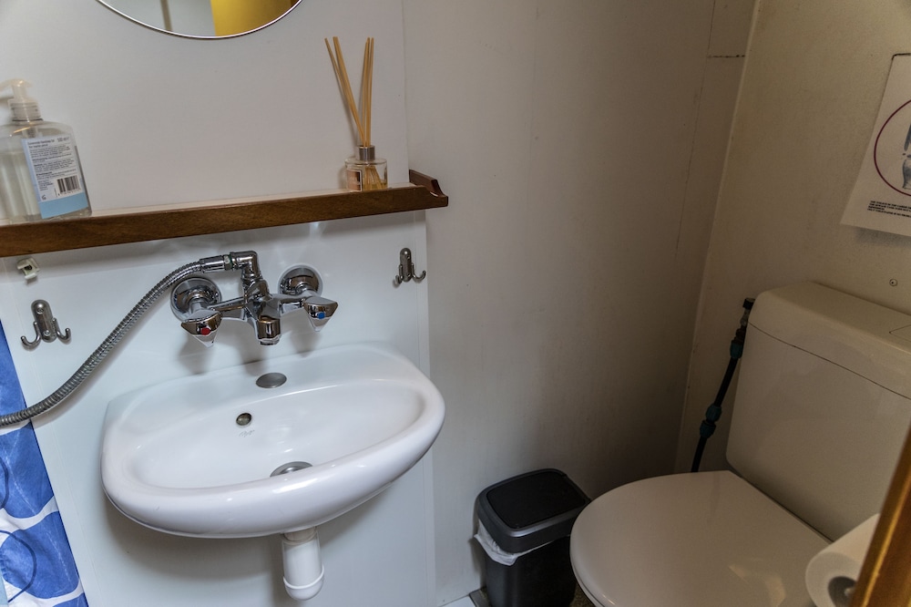 Basic Twin Room, Private Bathroom photo 3