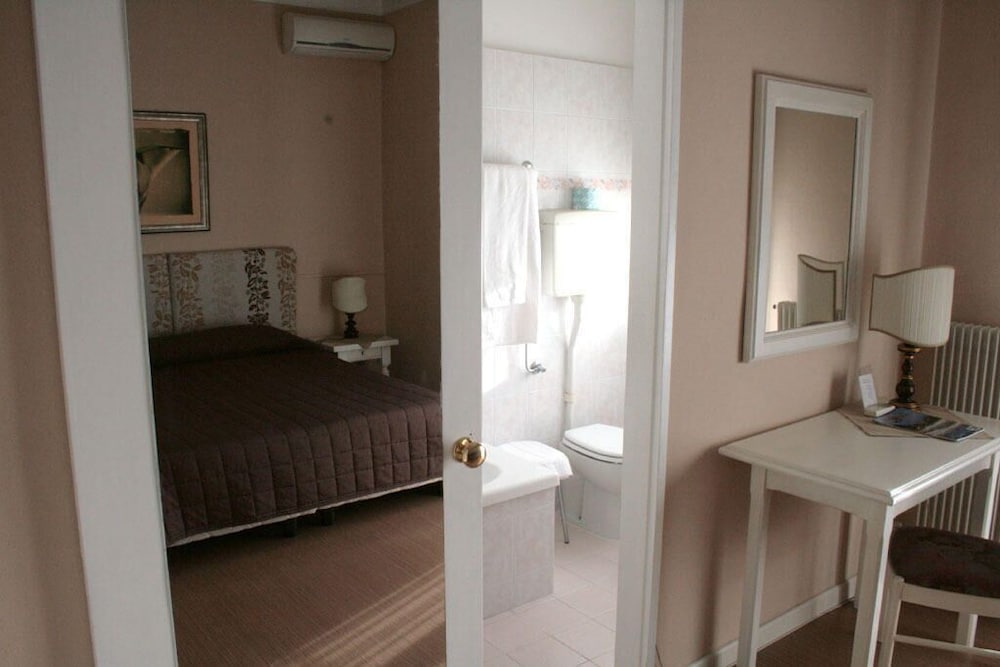 Double Room - Photo 2