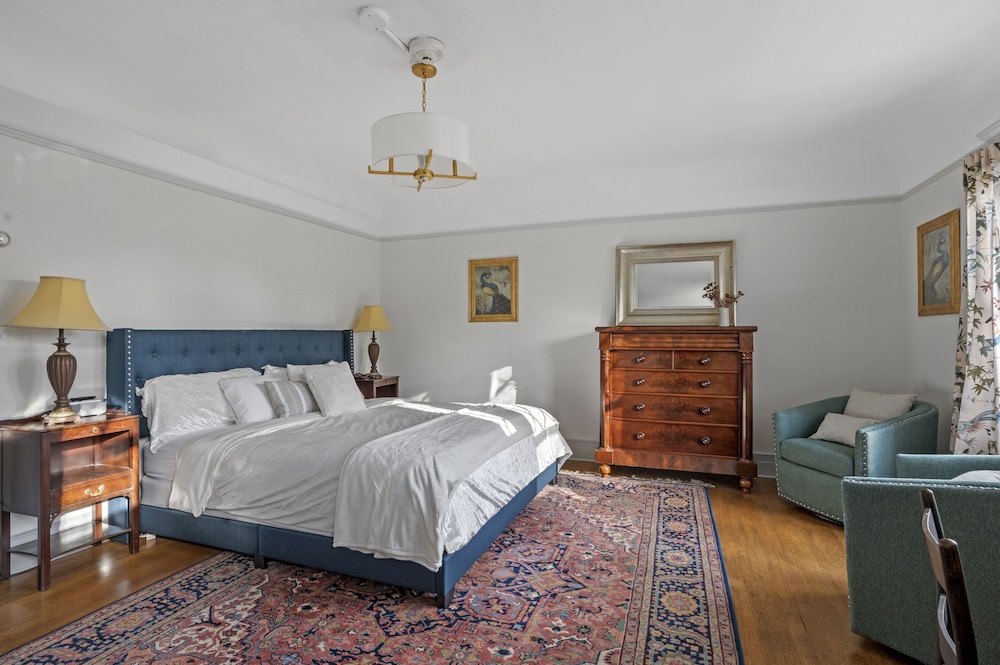 Mansion Room 5 photo 2