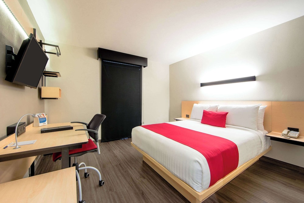 Standard Room, 1 Queen Bed, Non Smoking - Photo 2