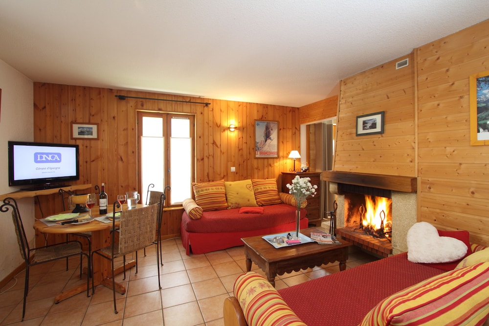 Family Apartment With Living Room-Fireplace-Private Terrace, Glacier View