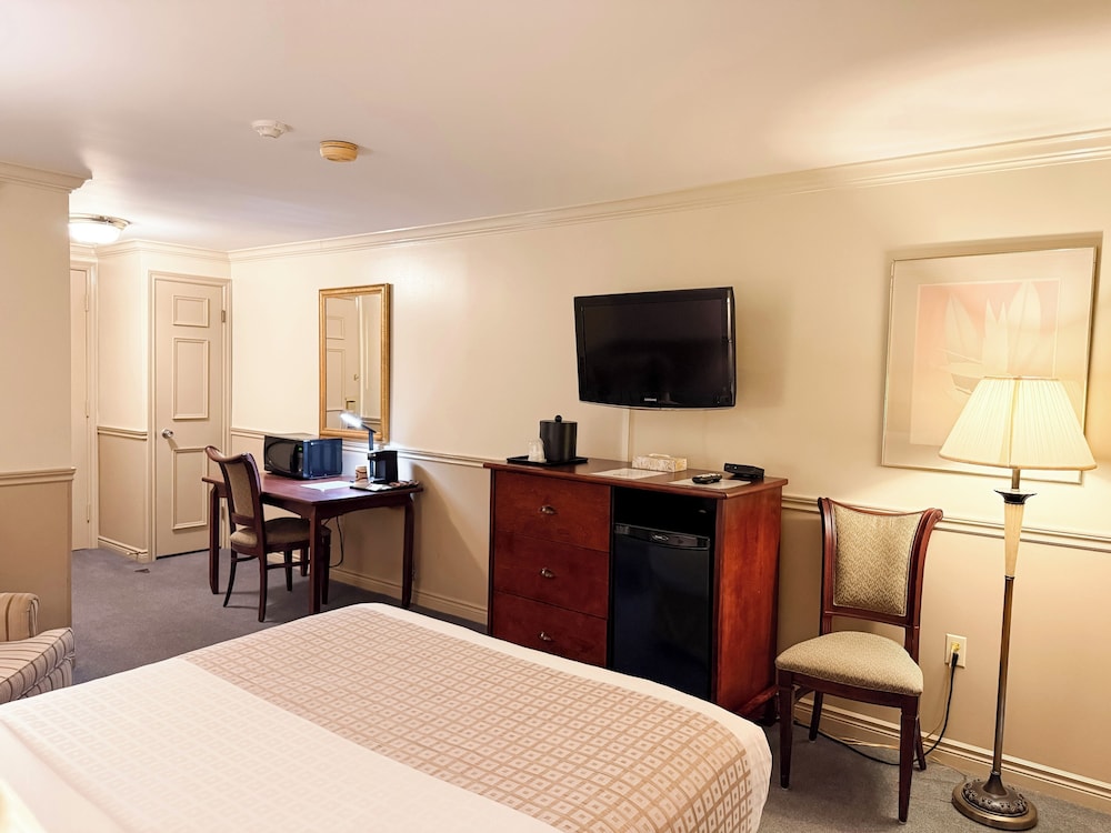Standard Room, 1 Queen Bed, Pets Not Allowed photo 3