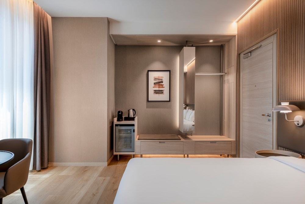Deluxe Room, 1 Queen Bed photo 1