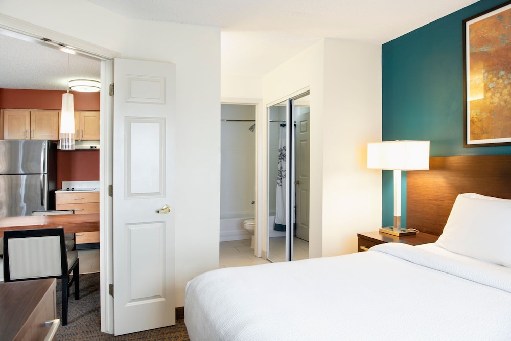 Suite, 1 Bedroom (Mobility/Hearing Access, Roll-In Shwr) photo 3