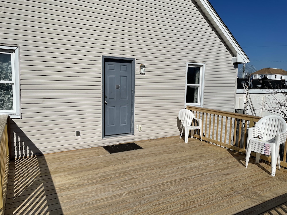 Newly Renovated 4 Bedroom Apartment - Photo 20