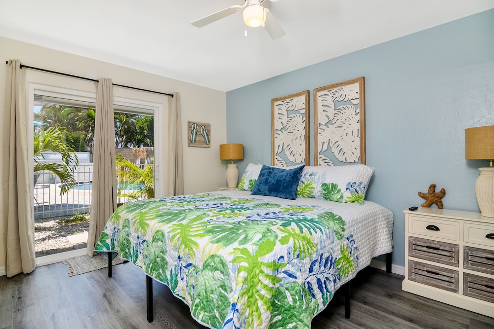 Superior Suite, Kitchen, Pool View