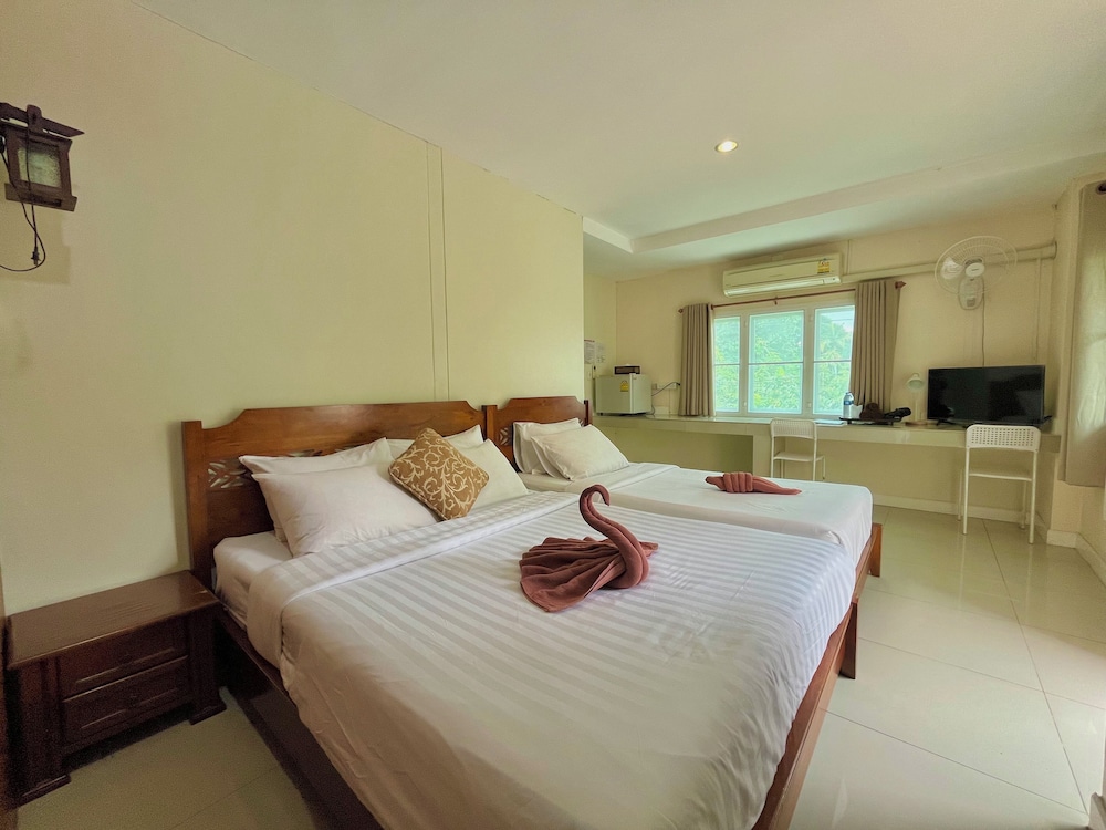 Deluxe Triple Room - Photo 13