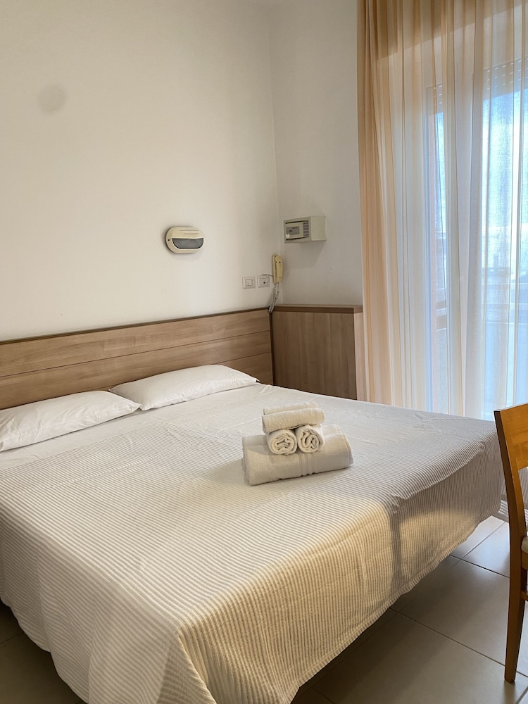Classic Double or Twin Room, Air conditioning photo 2
