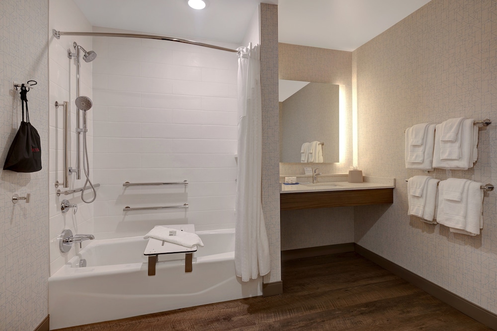 Suite, 2 Queen Beds, Accessible Bathtub (Accessible Tub) - Photo 10