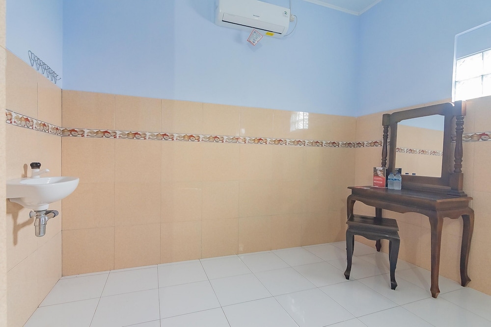Twin Room (Reddoorz) photo 3
