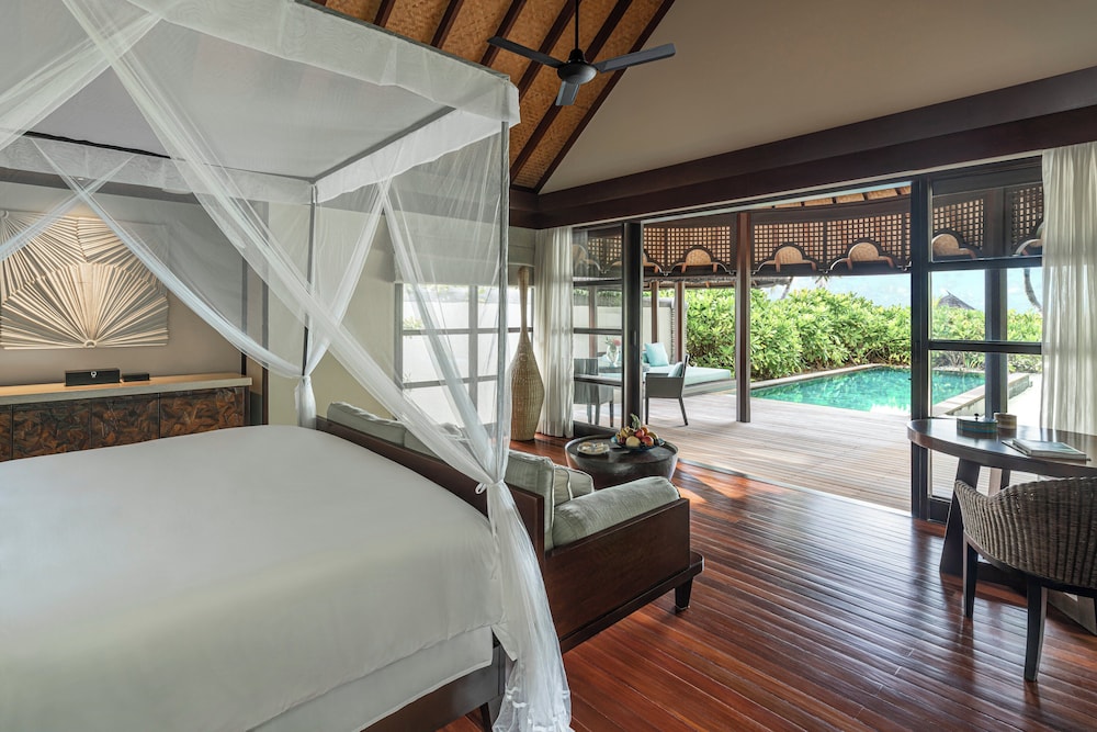 Sunrise Beach Villa with One King Bed (Non Smoking)