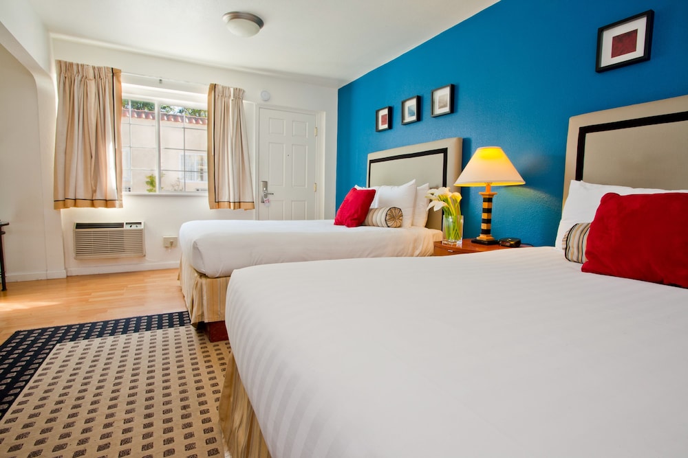 Standard Room, 2 Queen Beds - Photo 11