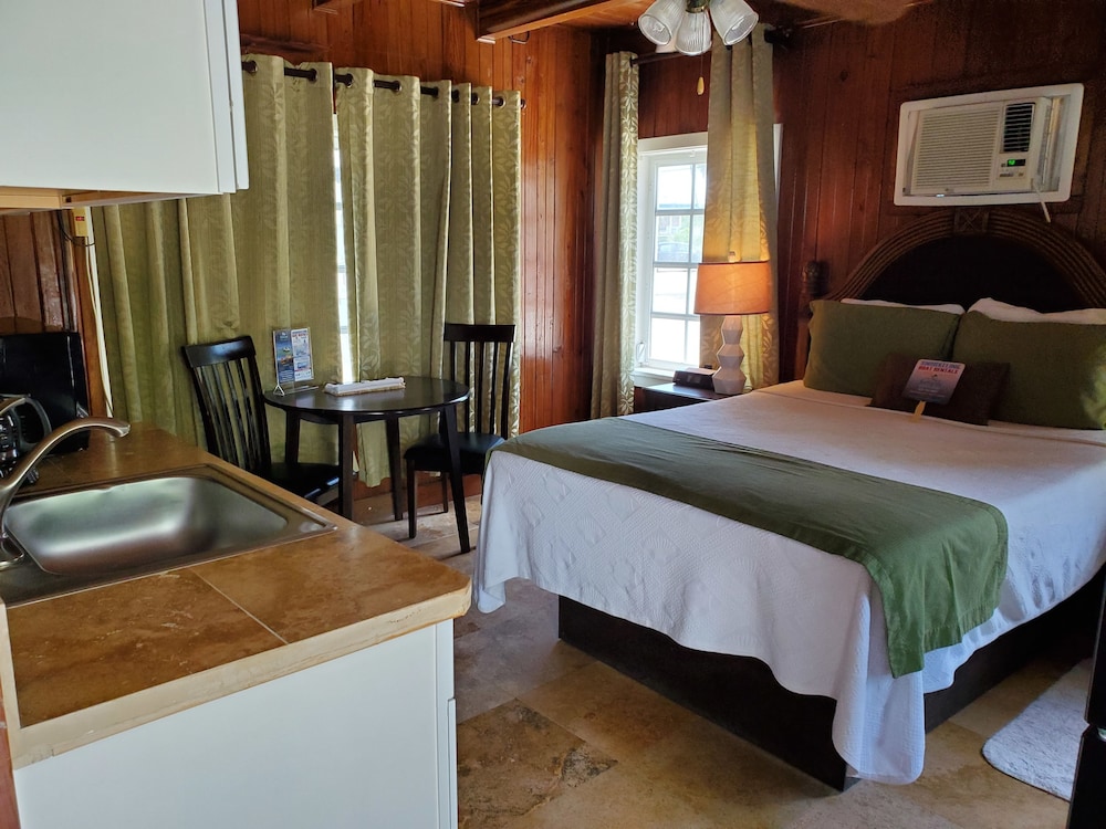 Room, 1 Queen Bed, Courtyard View (Stingray Guest Room-1st Floor) photo 1