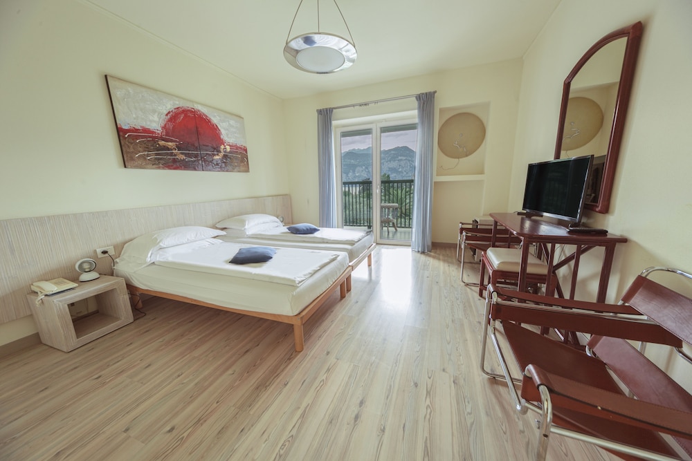 Standard Triple Room, Balcony, Lake View photo 1