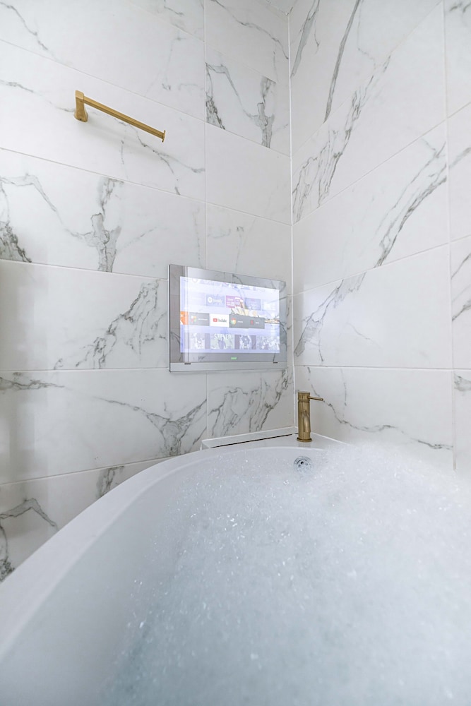 Deluxe Apartment, Hot Tub, City View (Apt 4) - Photo 20