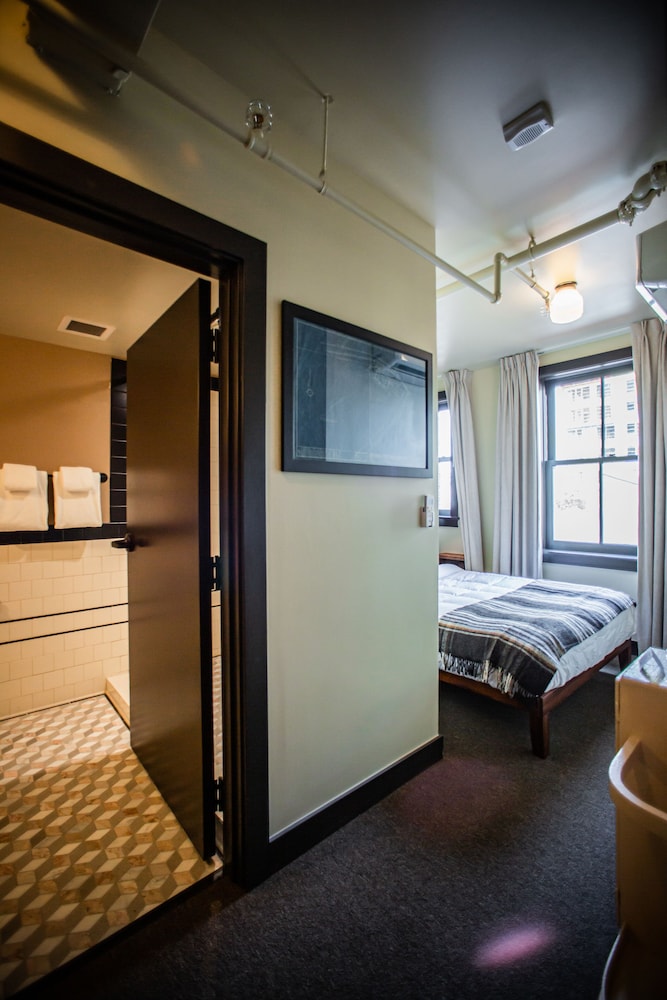 Deluxe Room, Multiple Beds, Ensuite (Family Room Ensuite) thumbnail 6