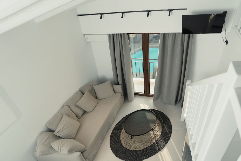 Grand Suite with Loft and Pool View photo 3
