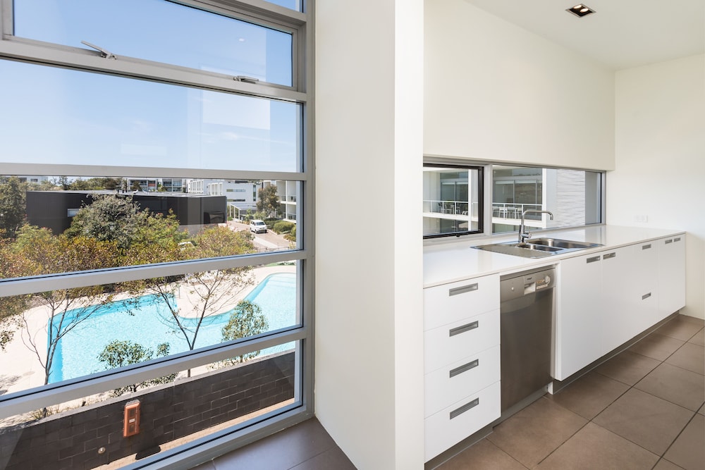 Three Bedroom Poolside Townhouse - Photo 9