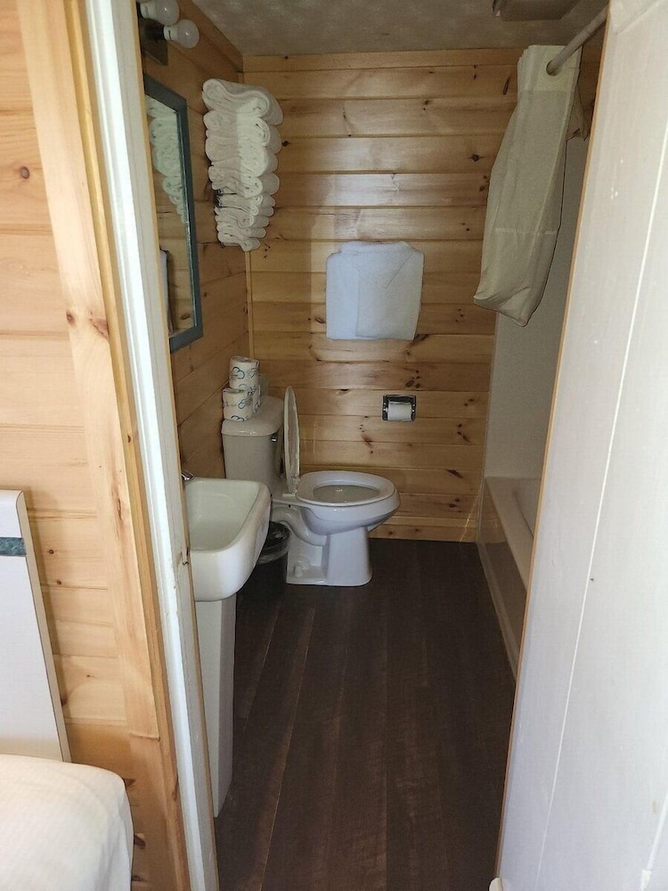 Classic Cabin, 2 Queen Beds, Beachside photo 3