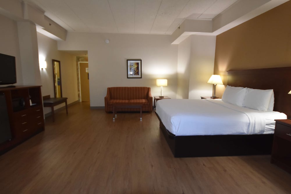 Suite, 2 Queen Beds, Non Smoking, Refrigerator & Microwave (with Sofabed) - Photo 2
