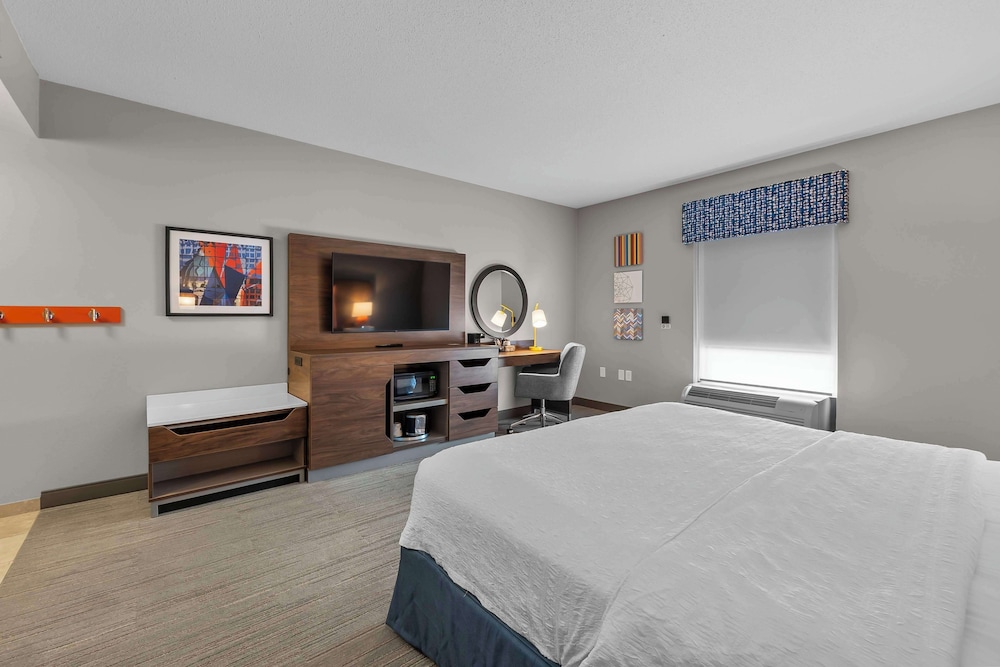 One King Bed, Non-Smoking, Accessible - Photo 4