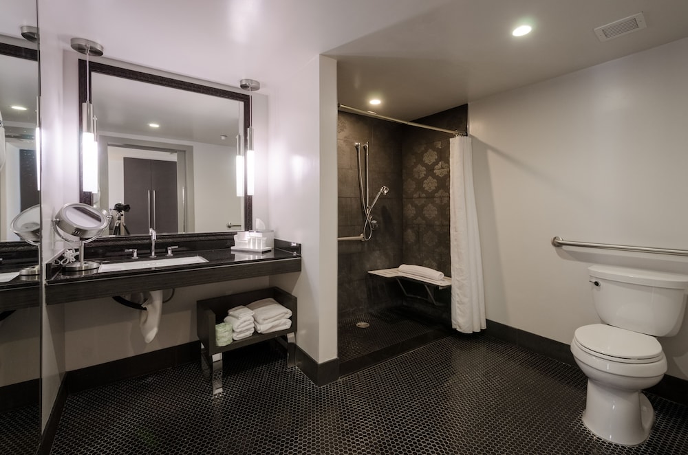 One King Bed, Accessible (Maverick Room) - Photo 5